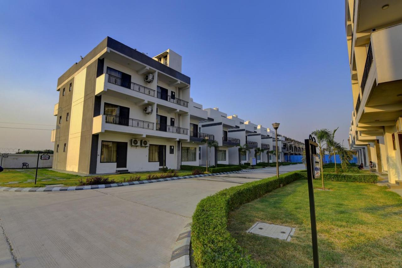 Country Inn Hotels & Resorts Vrindāvan 外观 照片