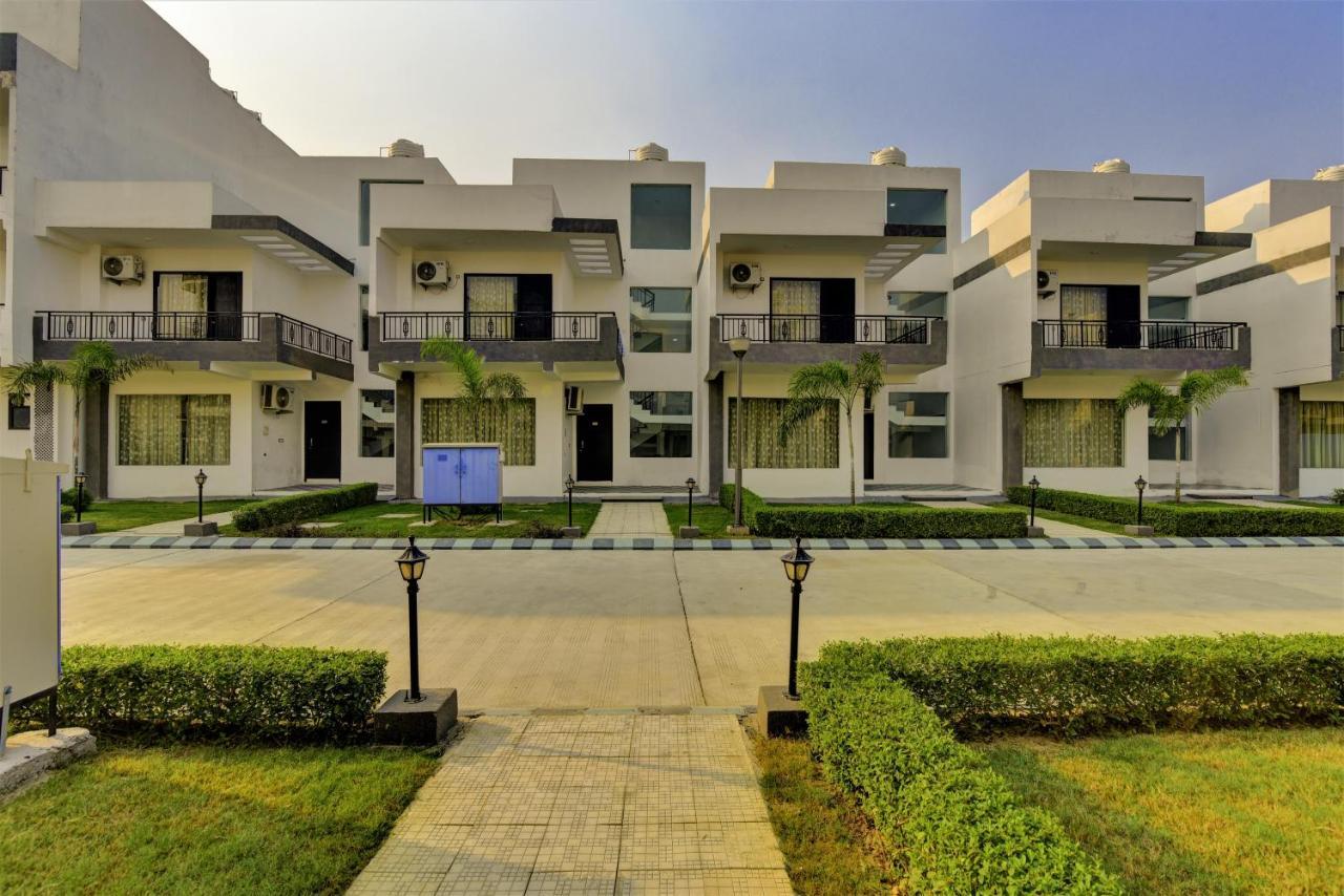 Country Inn Hotels & Resorts Vrindāvan 外观 照片